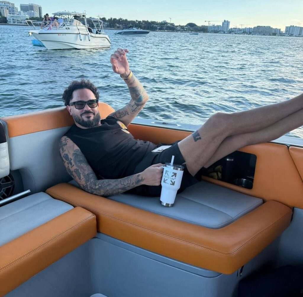 Demandan a Raphy Pina por 1 millón de dólares tras mujer asegurar que perdió un dedo en su yate - Noticias de hoy en República Dominicana | De Último Minuto