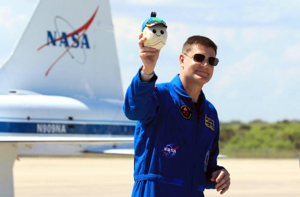 Niño de ocho años logra enviar en la misión Artemis II a su pequeño juguete 'Rise' - Noticias de hoy en República Dominicana | De Último Minuto