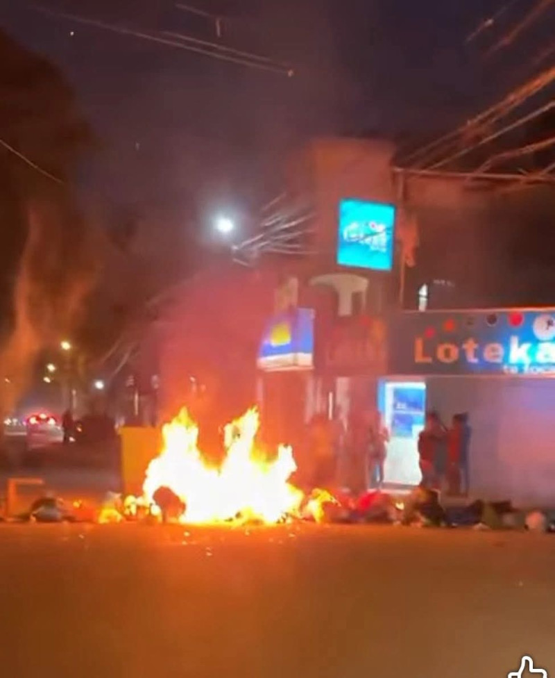 Queman neumáticos en protesta por retraso en ayudas en en El Tamarindo de Montellano