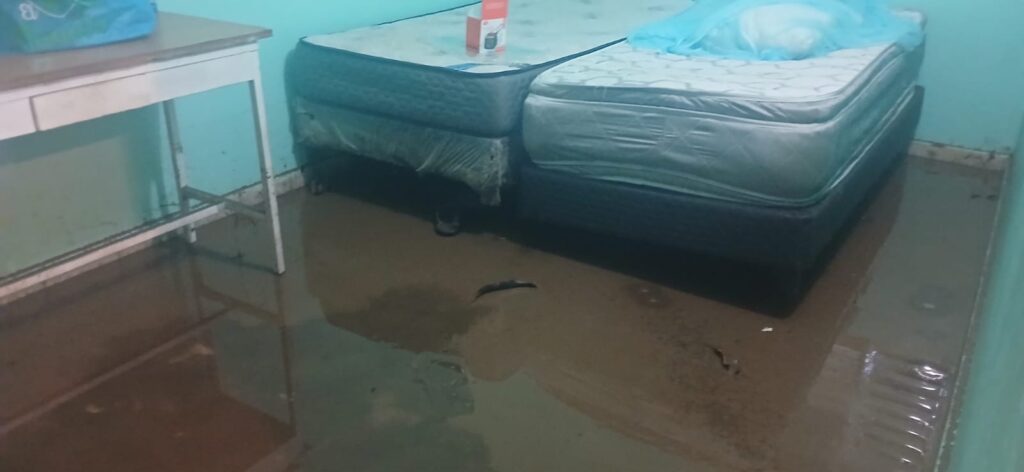 Policlínica de Las Garitas, en el municipio de Sánchez, afectada por inundaciones tras intensas lluvias - Noticias de hoy en República Dominicana | De Último Minuto