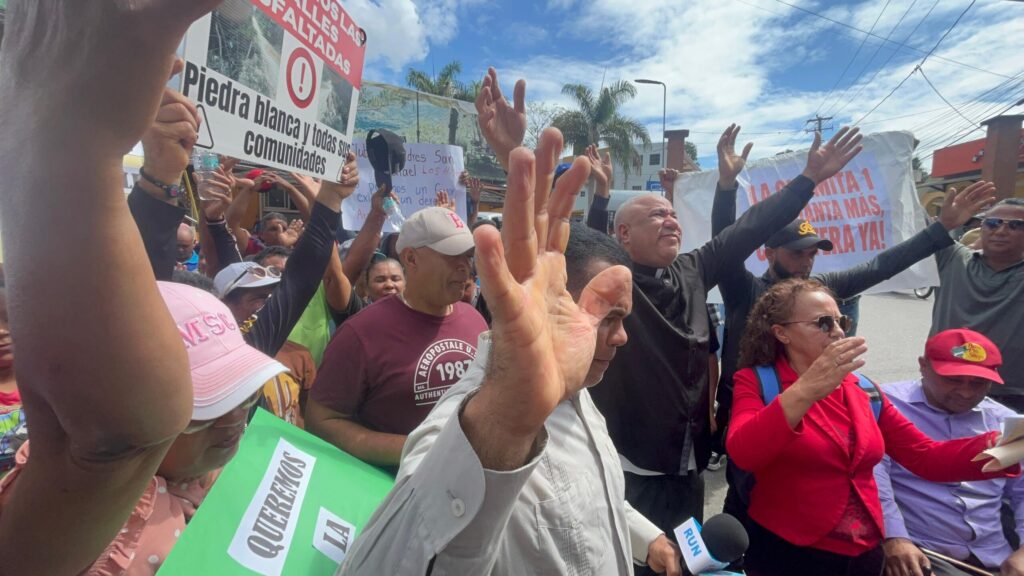 Comunitarios de Hato Viejo y Hatillo protestan por el deterioro de calles y caminos vecinales - Noticias de hoy en República Dominicana | De Último Minuto
