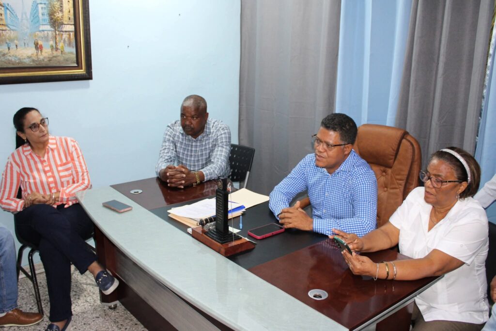 Lía Díaz y Marino Lebrón trazan agenda común en favor de la educación de Azua