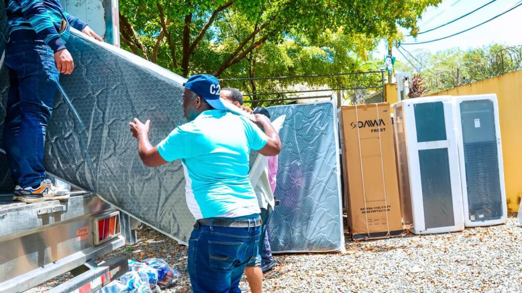 Gobierno realiza jornada de asistencia a familias afectadas por lluvias en el Gran Santo Domingo - Noticias de hoy en República Dominicana | De Último Minuto