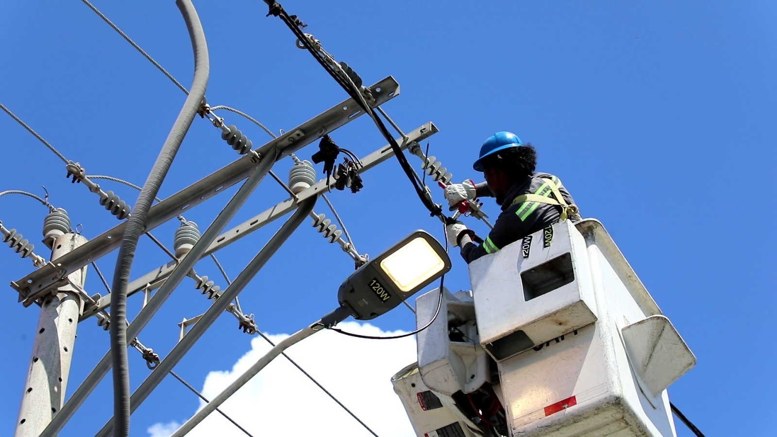 Edeeste invierte más de RD$57 millones en alumbrado público para fortalecer la seguridad ciudadana y vial - Noticias de hoy en República Dominicana | De Último Minuto