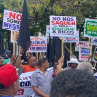 Comerciantes y comunitarios protestan frente al Palacio Nacional por presunto desalojo en Santo Domingo Este - Noticias de hoy en República Dominicana | De Último Minuto
