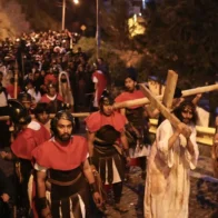Creyentes en Bolivia conmemoran el Viernes Santo con plegarias por la paz mundial