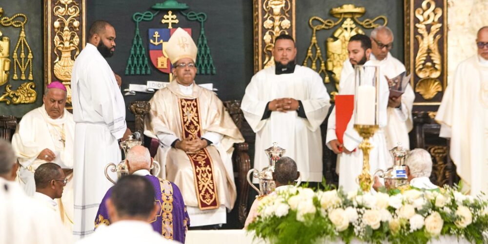 Celebran Misa Crismal en la Catedral Primada de América