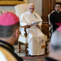 Dios no bendice las guerras y los cristianos no apoyan a quienes bombardean, dice el papa