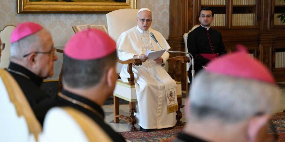 Dios no bendice las guerras y los cristianos no apoyan a quienes bombardean, dice el papa