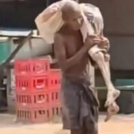 Un hombre lleva el cadáver de su hermana a un banco en la India para retirar su dinero