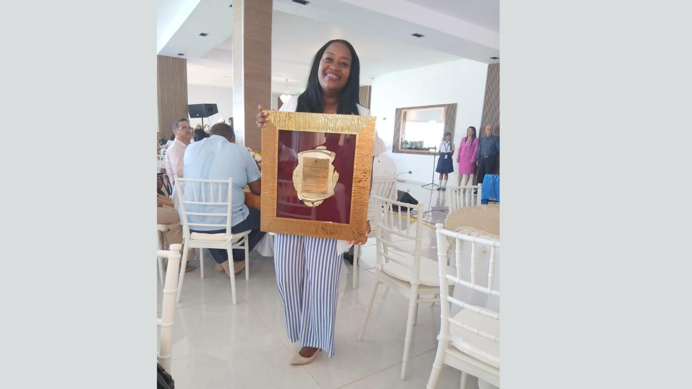 Distrito Educativo 14-04 celebra y felicita a técnico destacada a nivel nacional