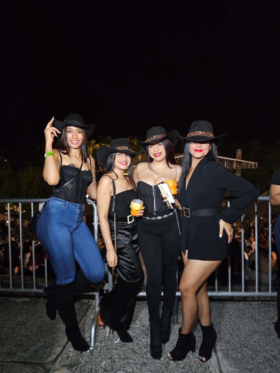 Sombreros y botas, los grandes protagonistas de los looks del concierto de Nodal
