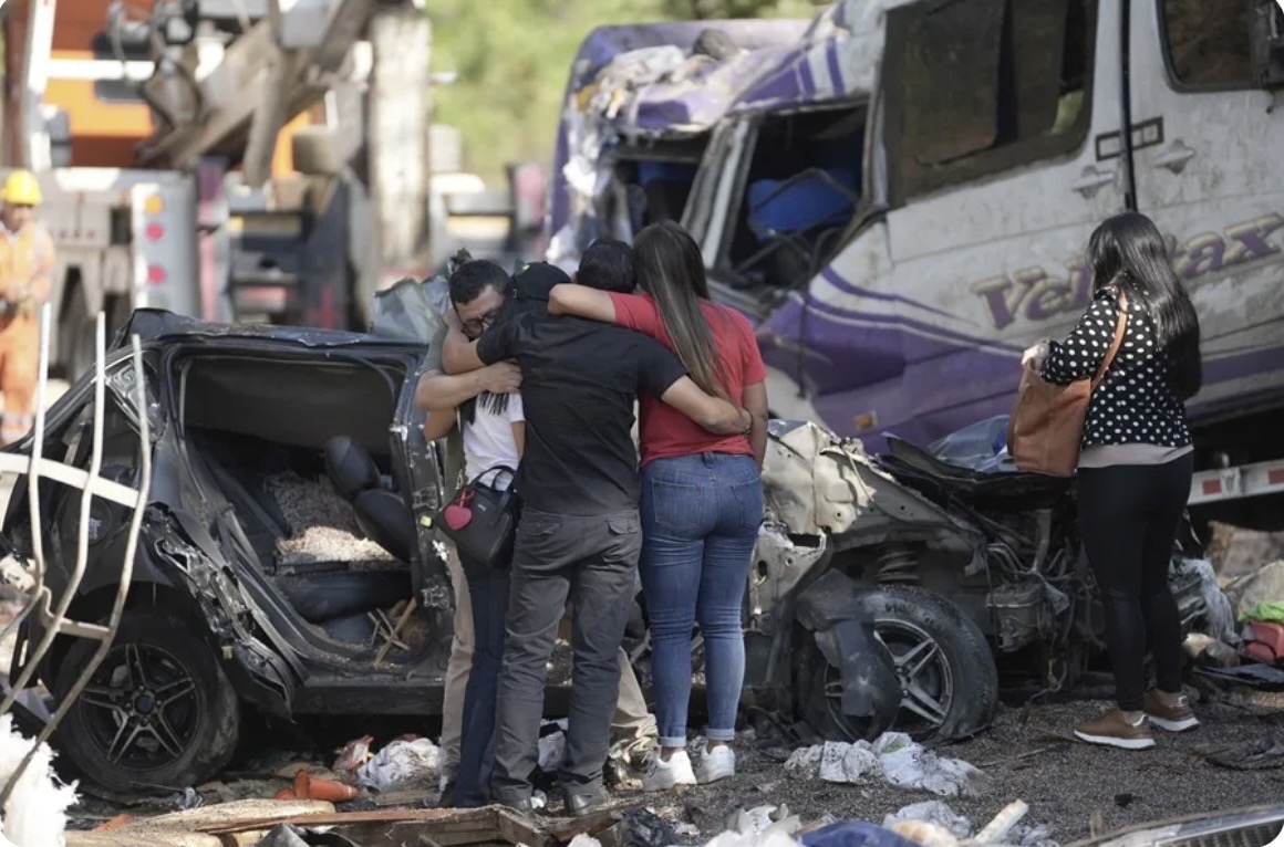 Ascienden a 19 los civiles muertos por el ataque con una bomba en la Vía Panamericana en Colombia