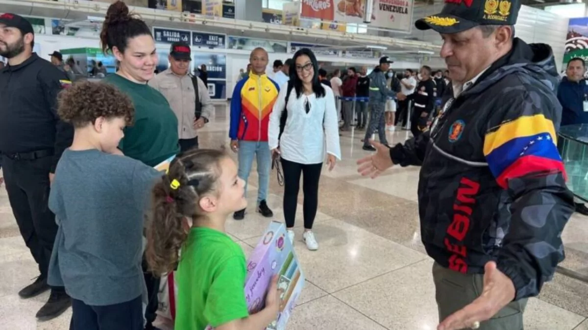 Llegan a Venezuela 320 migrantes en un vuelo de repatriación procedente de Estados Unidos - Noticias de hoy en República Dominicana | De Último Minuto