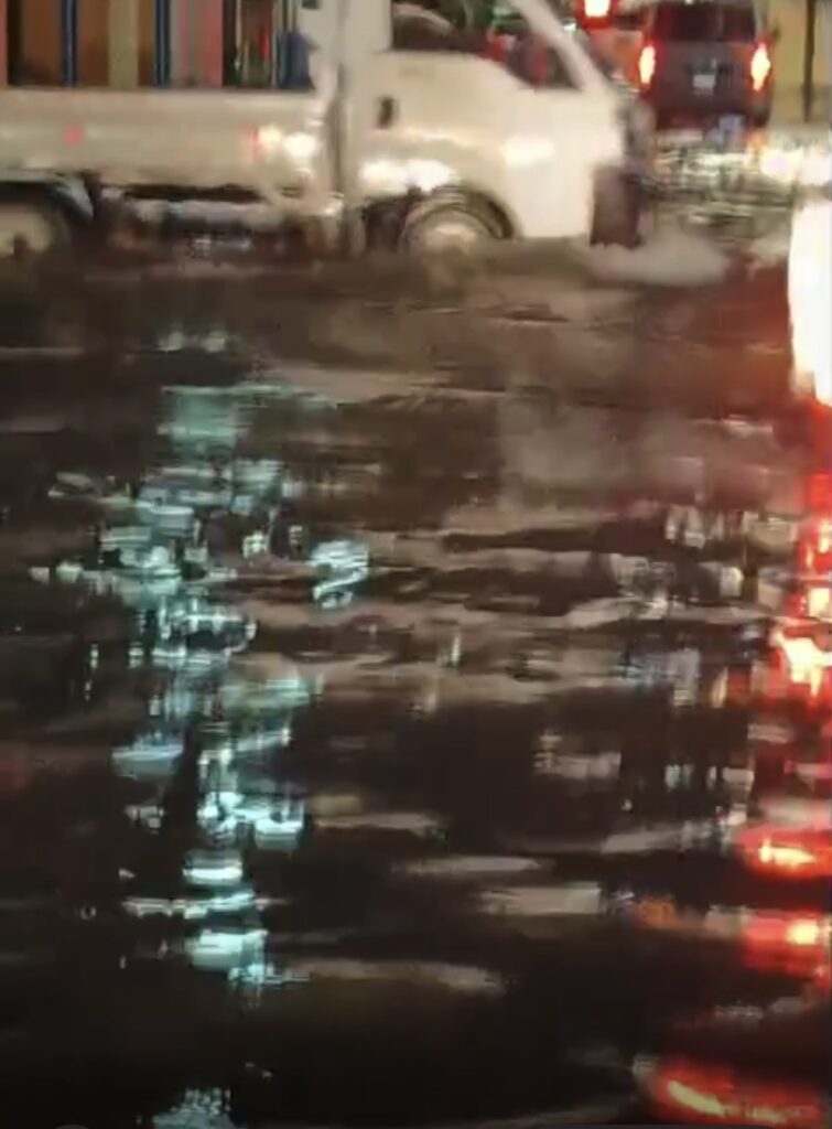 Intensas lluvias provocan inundaciones urbanas en el Gran Santo Domingo y DN, este miércoles - Noticias de hoy en República Dominicana | De Último Minuto