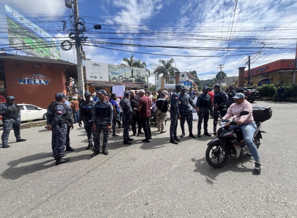 Comunitarios de Hato Viejo y Hatillo protestan por el deterioro de calles y caminos vecinales - Noticias de hoy en República Dominicana | De Último Minuto