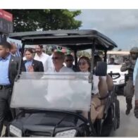 Luis Abinader y Carolina Mejía recorren en carrito de golf el nuevo Malecón Deportivo - Noticias de hoy en República Dominicana | De Último Minuto