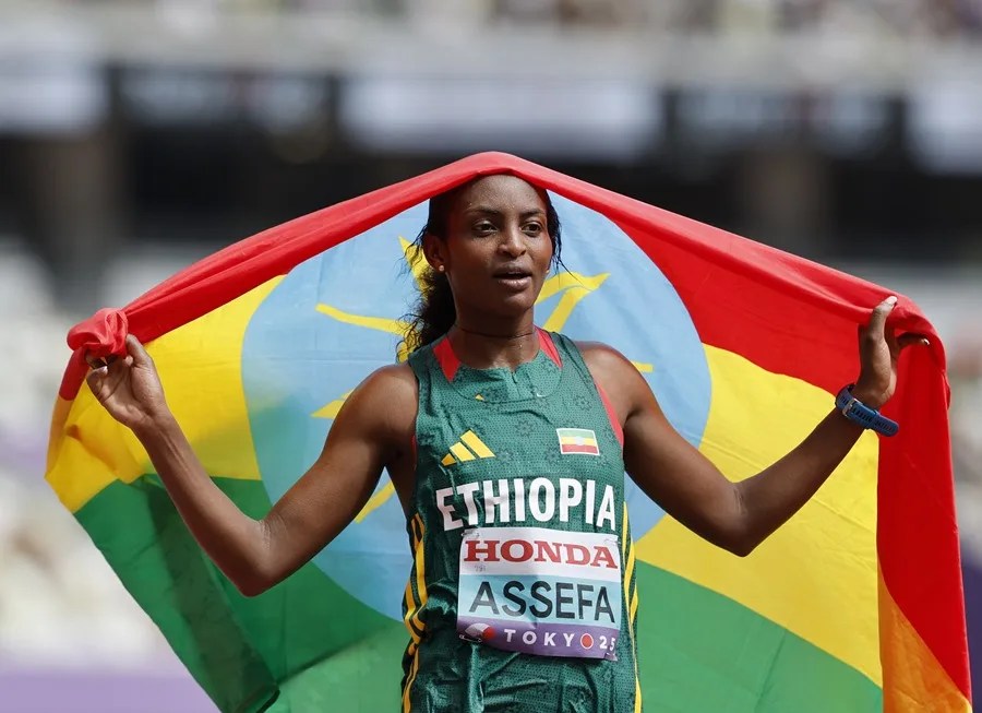 Tigst Assefa impone récord mundial y conquista el Maratón de Londres