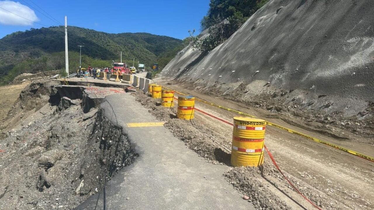 Avanzan trabajos de reparación en carretera hacia Ocoa tras deslizamiento que afectó la vía