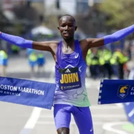 El keniano John Korir rompe el récord en Boston y su compatriota Sharon Lokedi repite en mujeres - Noticias de hoy en República Dominicana | De Último Minuto