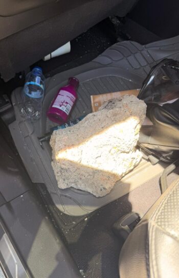 Joven y su abuela resultan heridos tras lanzamiento de peñón en puente de SDE - Noticias de hoy en República Dominicana | De Último Minuto