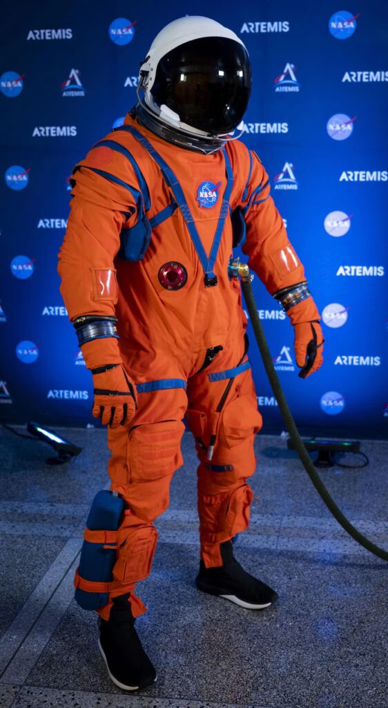 Misión Artemis II: cómo son los trajes de los astronautas y la razón de su color naranja - Noticias de hoy en República Dominicana | De Último Minuto