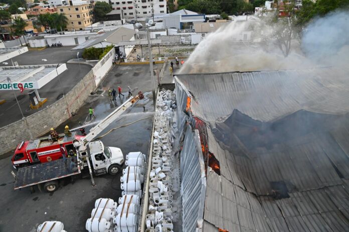 Bomberos resultan con lesiones leves mientras controlan incendio en almacén de Alma Rosa; fuego está 70 % controlado