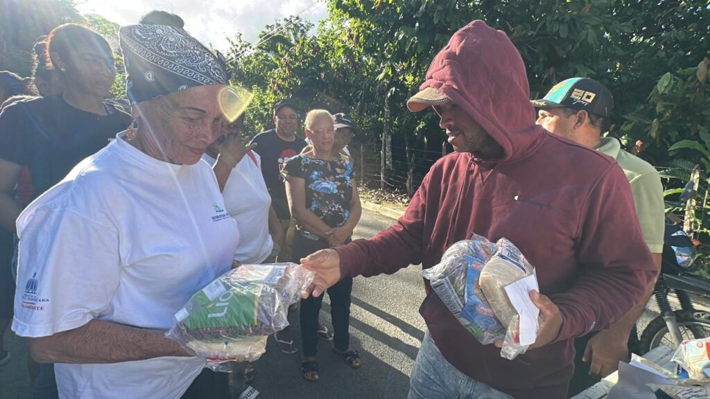 Oficina Senatorial de Monseñor Nouel continúa entrega de kits de habichuelas con dulce en comunidades