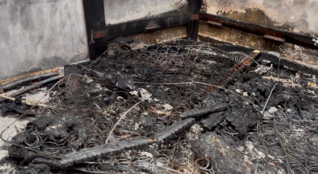 Joven madre clama ayuda tras perderlo todo en incendio en el sector Don Bosco, Jarabacoa - Noticias de hoy en República Dominicana | De Último Minuto