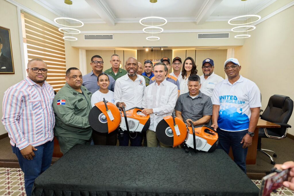 United Petroleum dona equipos a bomberos del Este y supera 132 entregas en el país - Noticias de hoy en República Dominicana | De Último Minuto