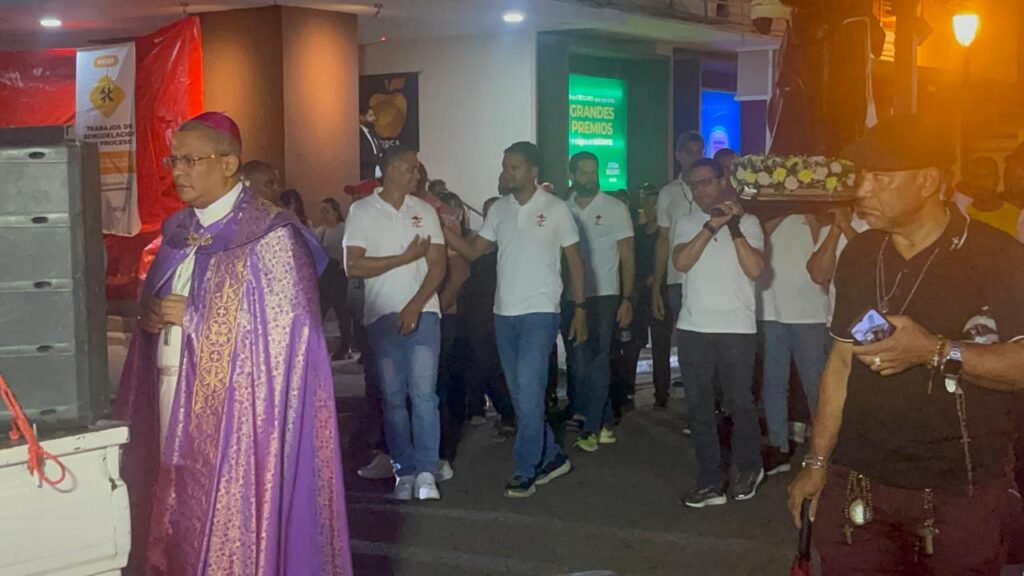 Santiago se vuelca en fe: cientos de católicos recorren las calles en la tradicional Procesión del Nazareno - Noticias de hoy en República Dominicana | De Último Minuto