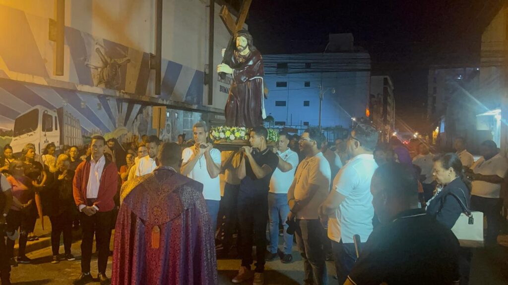 Santiago se vuelca en fe: cientos de católicos recorren las calles en la tradicional Procesión del Nazareno - Noticias de hoy en República Dominicana | De Último Minuto