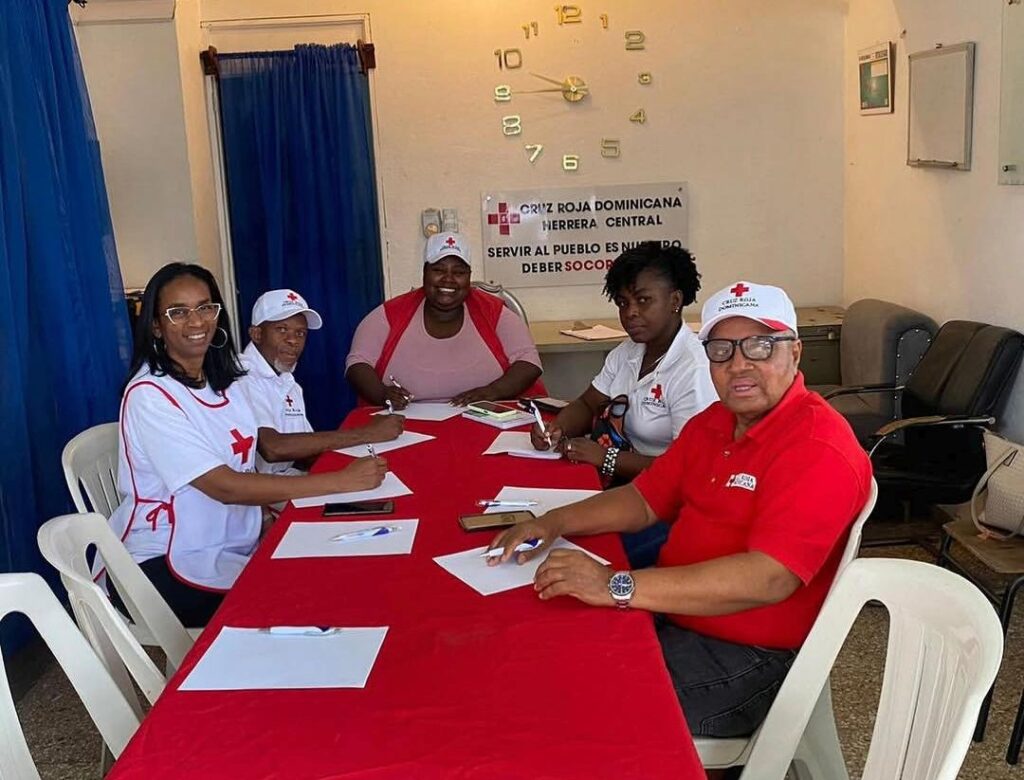 “Esto no es un trabajo, me llena el alma”: Rosa Elena Veras y la vocación que sostiene a la Cruz Roja desde el 2000 - Noticias de hoy en República Dominicana | De Último Minuto