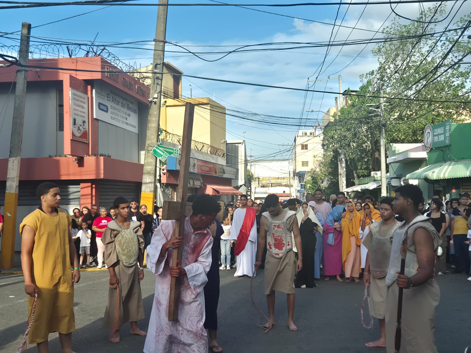 Cientos de feligreses participan en tradicional Viacrucis de Viernes Santo en San Juan Bosco