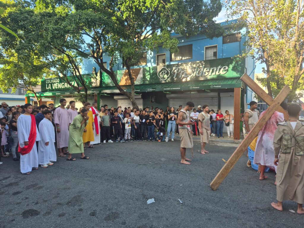 Cientos de feligreses participan en tradicional Viacrucis de Viernes Santo en San Juan Bosco | 7 | Cientos de feligreses participan en tradicional Viacrucis de Viernes Santo en San Juan Bosco