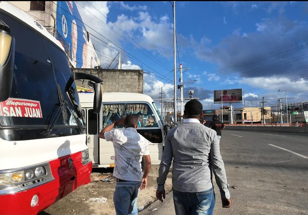 Flujo de pasajeros hacia el Sur se concentró entre el Jueves Santo y primeras horas del Viernes Santo, afirman chóferes | 6 | Flujo de pasajeros hacia el Sur se concentró entre el Jueves Santo y primeras horas del Viernes Santo, afirman chóferes - Noticias de hoy en República Dominicana | De Último Minuto
