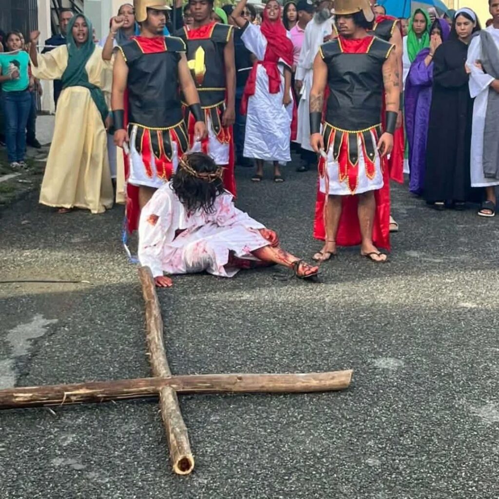 Conmovedora dramatización de la Pasión de Cristo impacta a fieles en Bonao - Noticias de hoy en República Dominicana | De Último Minuto