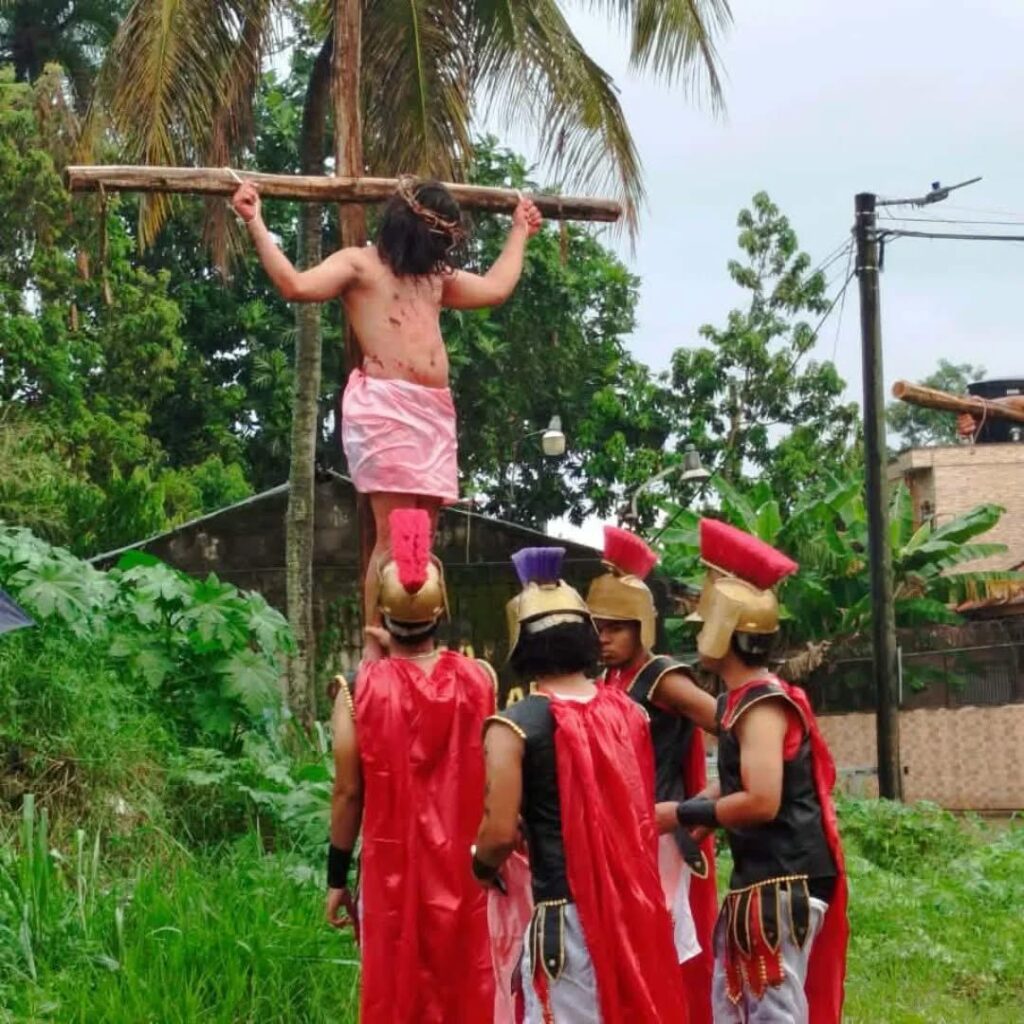Conmovedora dramatización de la Pasión de Cristo impacta a fieles en Bonao
