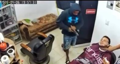 Ola de asaltos en Cotuí: atracan barbería y banca en la misma noche: DICRIM busca a dos delincuentes