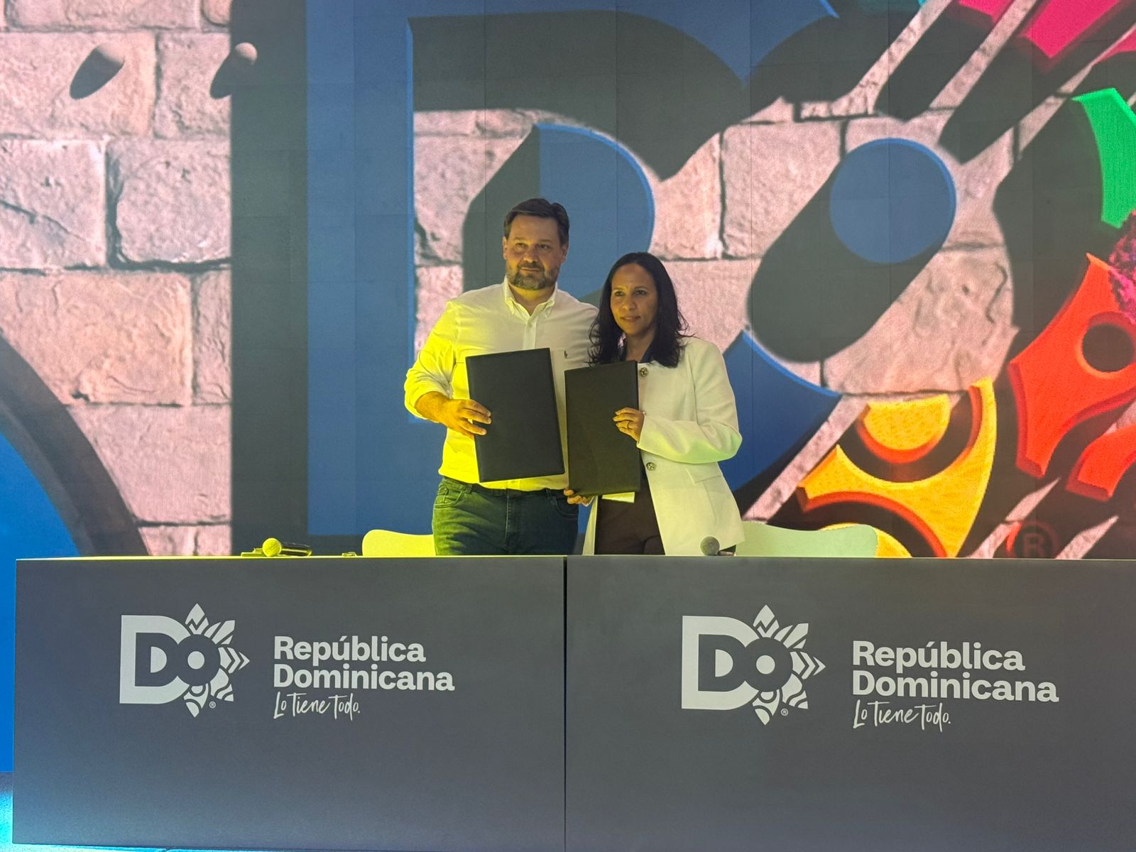 RD fortalece su presencia en Brasil con firma de alianzas en el TradeShow de Miami