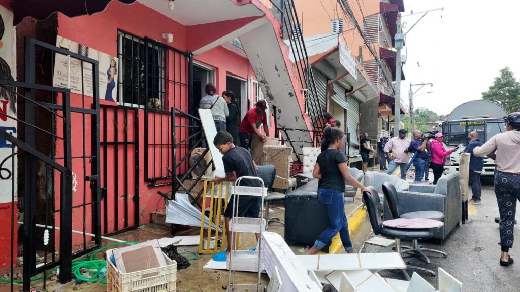 Joven de Los Ríos pierde su vivienda por desborde de cañada: “no sé dónde voy a dormir” - Noticias de hoy en República Dominicana | De Último Minuto