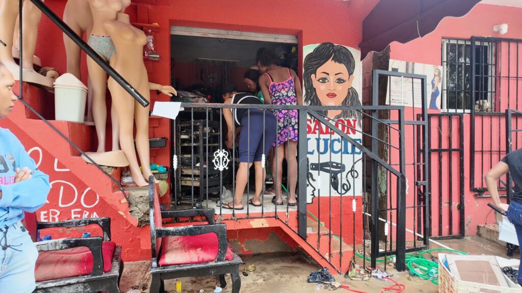 Joven de Los Ríos pierde su vivienda por desborde de cañada: “no sé dónde voy a dormir” - Noticias de hoy en República Dominicana | De Último Minuto