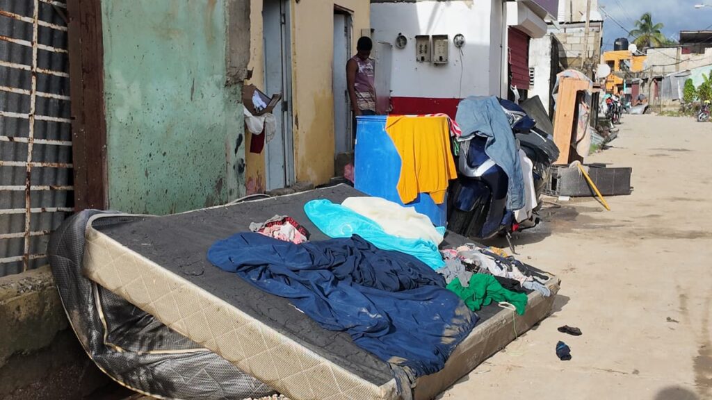 Residentes de Los Girasoles I claman por soluciones tras inundaciones productos del desbordamiento de cañada - Noticias de hoy en República Dominicana | De Último Minuto