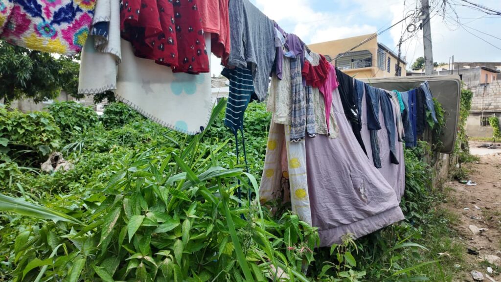 Residentes de Los Girasoles I claman por soluciones tras inundaciones productos del desbordamiento de cañada - Noticias de hoy en República Dominicana | De Último Minuto