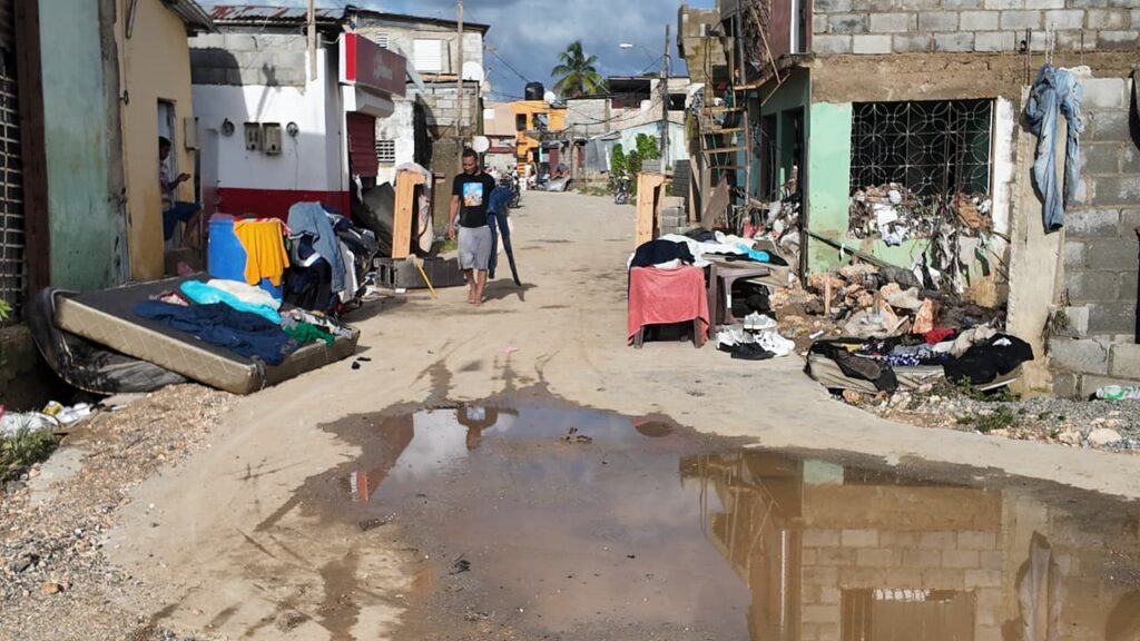 Residentes de Los Girasoles I claman por soluciones tras inundaciones productos del desbordamiento de cañada - Noticias de hoy en República Dominicana | De Último Minuto