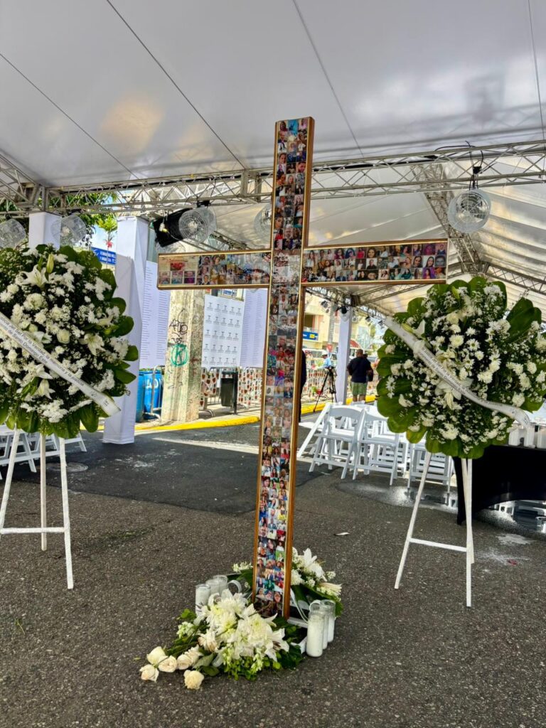 Persisten actos de recuerdo en la “zona cero” del Jet Set tras cese de lluvias; mantienen montaje para misa - Noticias de hoy en República Dominicana | De Último Minuto