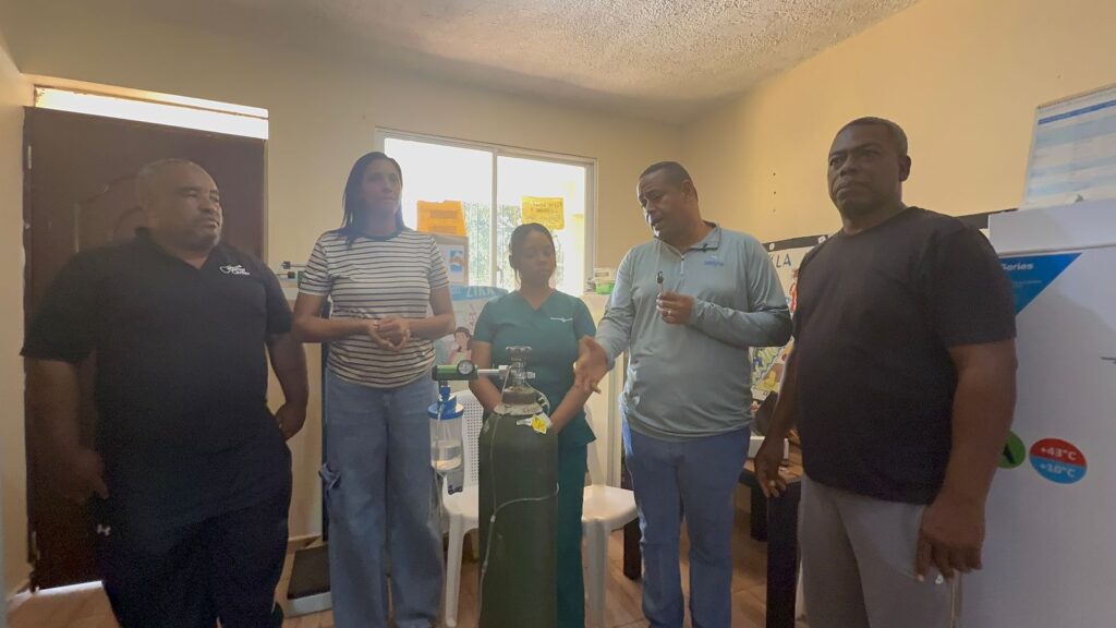 Fundación Rincón Bay fortalece servicios de salud en Las Galeras con donación de tanque de oxígeno
