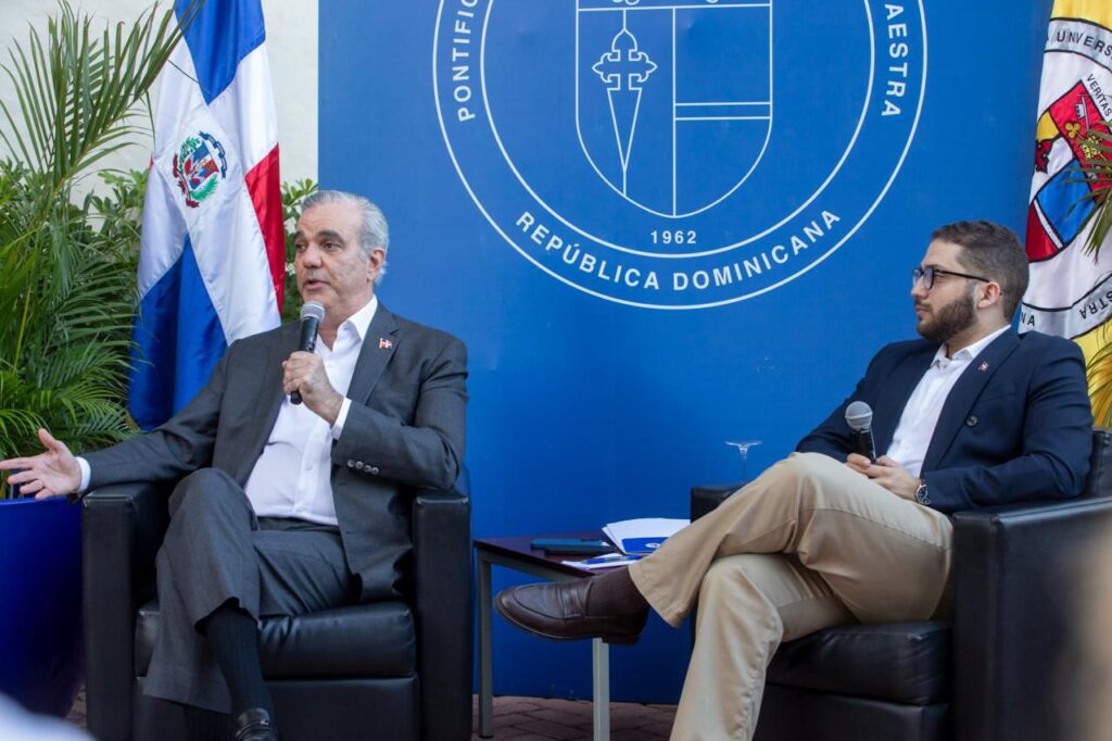Abinader conversa con estudiantes universitarios sobre educación, liderazgo y servicio público como pilares del desarrollo - Noticias de hoy en República Dominicana | De Último Minuto