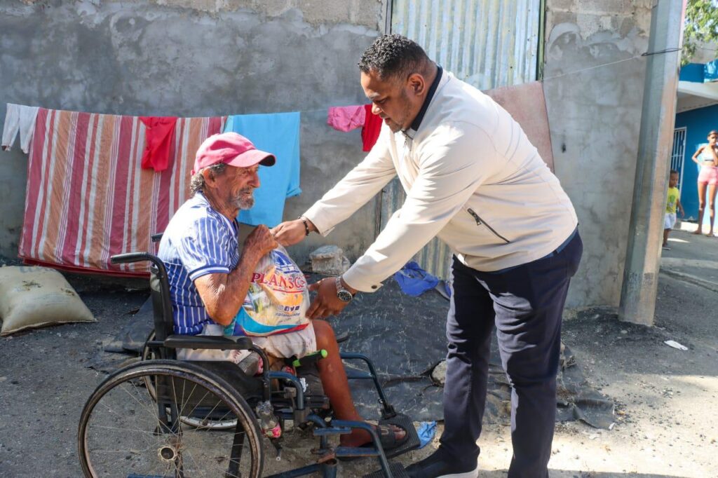 Diputado Aldo Adón lleva asistencia a familias afectadas por lluvias en Nuevo Amanecer - Noticias de hoy en República Dominicana | De Último Minuto