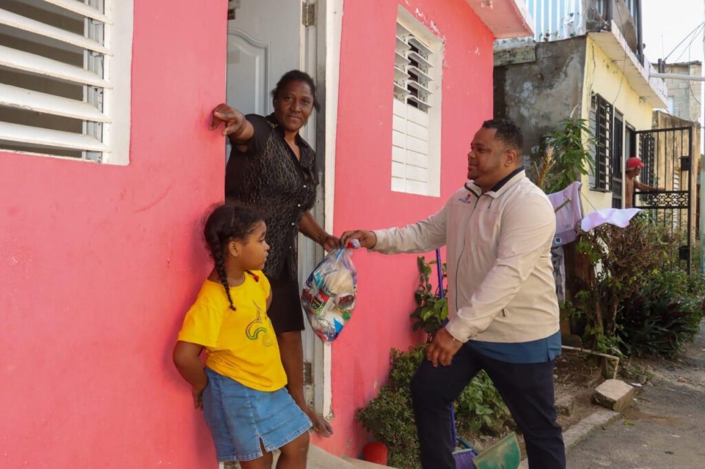 Diputado Aldo Adón lleva asistencia a familias afectadas por lluvias en Nuevo Amanecer - Noticias de hoy en República Dominicana | De Último Minuto